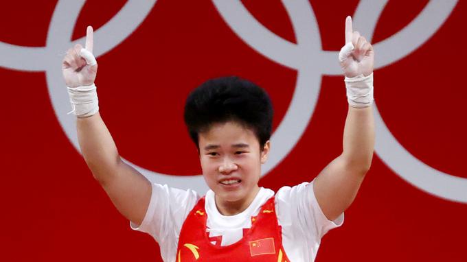 Zhihui Hou je zanesljivo slavila v dviganju uteži do 49 kilogramov. | Foto: Reuters