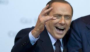 Berlusconi ob odhodu z vrha vlade z albumom ljubezenskih pesmi