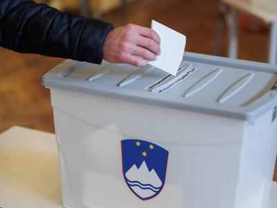 Po nedeljskem referendumu danes še štetje glasov po pošti