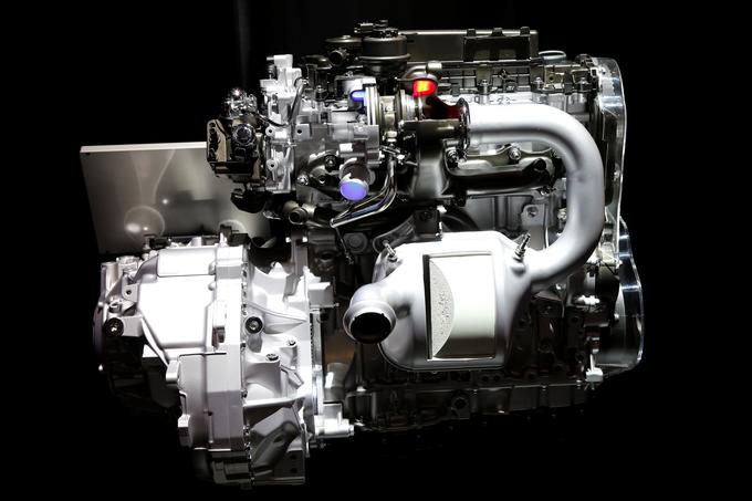 Peugeotov dizelski motor na avtomobilskem salonu v Parizu. Dizelski motorji so zelo pomembni za prodajo vodilnih treh francoskih avtomobilskih znamk. | Foto: Reuters