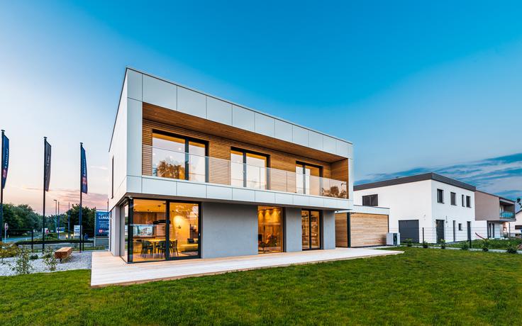 Hiša Lumar Primus-R 150 iEDITION  je izdelana je po konceptu ZERO EMISSION LIVING®, ki prinaša celovite trajnostne rešitve bivanja. | Foto: Lumar