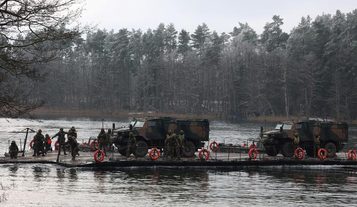 Suwalski koridor velja za neke vrste kopenski most med ruskim Kaliningradom na Baltiku in Belorusijo, tesno zaveznico Rusije. Na fotografiji vaja zveze Nato na območju leta 2022.  | Foto: Reuters