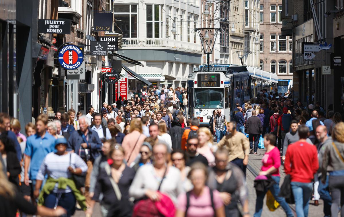 Amsterdam | Leta 2021 je mestni svet sprejel odlok, ki je število turističnih nočitev v mestu omejil na 20 milijonov na leto. Kljub temu so lani zabeležili 22,9 milijona nočitev, številka pa bo leta 2025 verjetno še višja. Prebivalci trdijo, da oblasti ne spoštujejo lastne zakonodaje in ne storijo dovolj za boj proti prekomernemu turizmu. | Foto Shutterstock