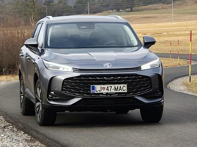 Kitajski mehkejši SUV kot hibrid? Vse to zmore na cesti, nudi pa tudi veliko prostora.