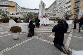 Papež Frančišek od zdaj naprej brez kisikove maske