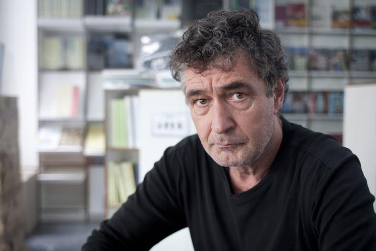 Za huligane je nogometna tekma zgolj izgovor za izživljanje nasilja, ki ga ti mladi fantje niso znali izživeti na drugačen način, pojasnjuje sociolog in nogometni navdušenec Gregor Tomc. | Foto: Ana Kovač