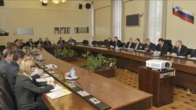 Pahor napovedal pomoč zdravemu delu gospodarstva v času krize