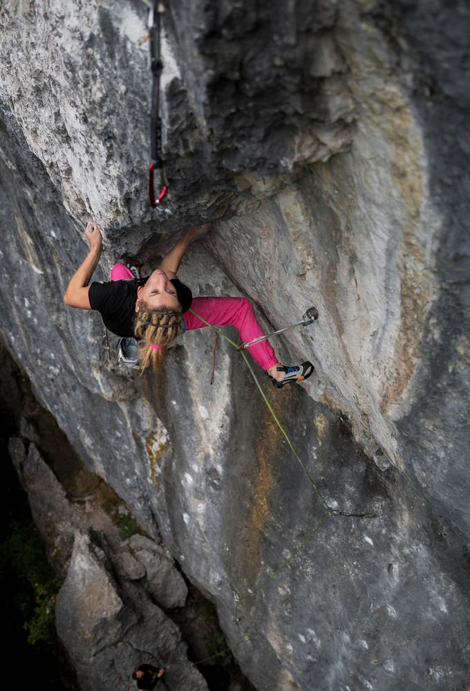 Maja Vidmar je športno pot uradno sklenila aprila, zdaj se plezanju posveča drugače. Veliko časa preživi tudi v steni. Fotografija je nastala med letošnjim plezanjem smeri z imenom Privid, ocenjene z 8c+. | Foto: Luka Fonda