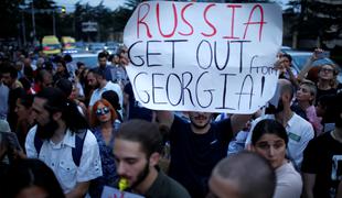 Deset let po vojni Rusija še vedno Gruzijo svari pred vstopom v Nato