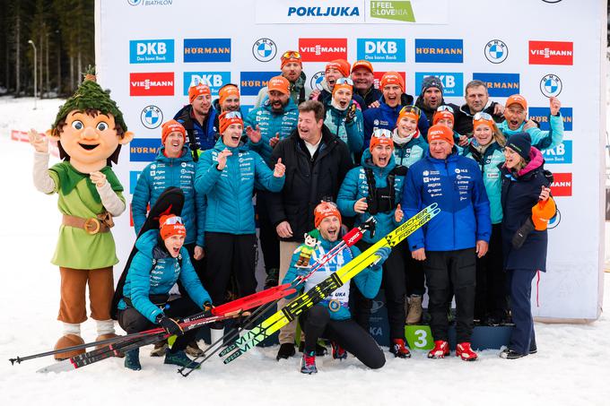 Slovenska reprezentanca je navdušila. "Prvič v zgodovini imamo na Pokljuki dve medalji, drugič v zgodovini zmago, Jakov se od Pokljuke poslavlja zelo čustveno, zato mislim da je bila letošnja Pokljuka res nekaj posebnega." | Foto: Aleš Fevžer