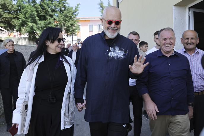 Edi Rama | Socialisti premiera Edija Rame so izboljšali rezultat, saj imajo v zdajšnjem sklicu parlamenta tesno večino 74 poslancev. Po nedeljskih volitvah se jim obeta udobna absolutna večina 82 poslancev. | Foto Guliverimage