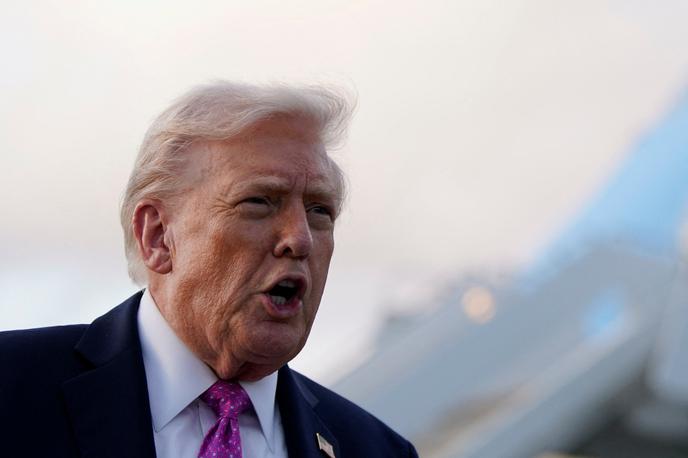 Donald Trump | "Vedno obstaja možnost. Zelo dobra možnost," je na novinarsko vprašanje o odpovedanem vrhu s Putinom v Budimpešti o miru v Ukrajini odgovoril Trump. Vrh je bil napovedan, potem pa preložen za neodločen čas, ker je Trump ugotovil, da Putin ni pripravljen ustaviti vojne v Ukrajini. | Foto Reuters