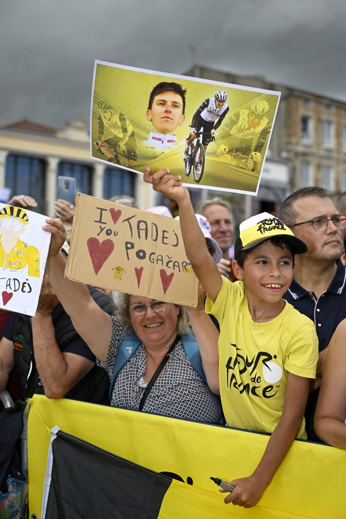 Tadej Pogačar ima ob progi veliko navijačev. | Foto: Guliverimage