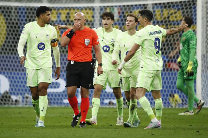 Inter Barcelona Marciniak | Poljski sodnik Szymon Martiniak se je soočil s številnimi kritikami nogometašev Barcelone. | Foto Reuters