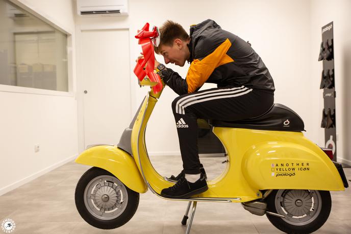 Pogačar vespa | Po prvih dveh zmagah na Dirki po Franciji je Tadej Pogačar od Prologa, tehničnega partnerja ekipe UAE, prejel to obnovljeno vespo 50 speciale v prepoznavni rumeni barvi. | Foto Prologo