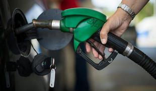 Cene goriva se bodo opolnoči znižale