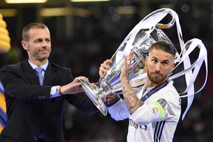 Čeferin Real Ramos | Takole je Sergio Ramos leta 2017 prejel pokal zmagovalca lige prvakov iz rok predsednika Uefe Aleksandra Čeferina. | Foto Guliver/Getty Images