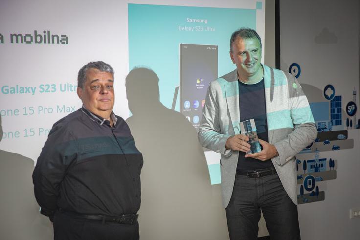 Urednik Digisveta na Siol.net Srdjan Cvjetović in Bernard Purkart, vodja mobilne telefonije pri družbi Samsung Slovenija. | Foto: Bojan Puhek