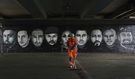 Grozljivo: s krvjo porisali avtomobile, tudi s svastikami