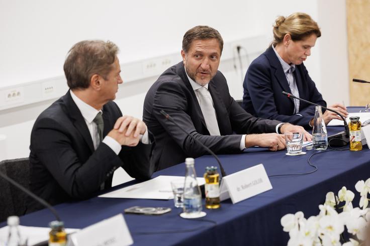 Robert Golob, Klemen Boštjančič, Alenka Bratušek Kot je že ob srečanju z župani in predstavniki gospodarstva jugovzhodne regije v torek razkril Robert Golob, namerava vlada "po zgledu regresa kot neke vrste 13. plače uvesti obvezno božičnico ali 14. plačo", ki bo "razbremenjena vseh davščin in tudi prispevkov". Po Golobovih besedah želijo z obvezno božičnico zmanjšati davčno obremenitev neto prejemkov vseh zaposlenih v državi. Na fotografiji predsednik vlade Robert Golob, finančni minister Klemen Boštjančič in ministrica za infrastrukturo Alenka Bratušek. | Foto: STA