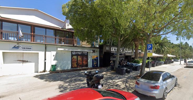 Lokal Pietas Julia v Pulju, kjer so zgloglasni varnostniki pred dvema letoma pretepli osebo in ji povzročili hude poškodbe. Za to ni odgovarjal nihče. | Foto: Google maps