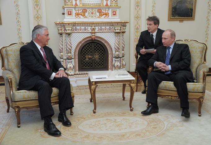 Rex Tillerson (levo), ki je leta 2013 prejel rusko državno odlikovanje ruski red prijateljstva, velja za Putinovega prijatelja ter dobrega prijatelja Igorja Sečina, vodje tako imenovanih silovikov (nekdanjih pripadnikov sovjetske tajne službe KGB) in številke dve v Rusiji. Pred leti se je Tillersonov ExxonMobil začel pogajati z rusko naftno državno družbo Rosneft, da bi sodelovala pri naftnem vrtanju v Arktičnem morju, pridobivanju nafte iz skrilavca v Sibiriji ... Posli so zaradi ukrajinske krize ter posledične zaostritve odnosov med Zahodom in Rusijo za zdaj padli v hladno arktično vodo. | Foto: Reuters