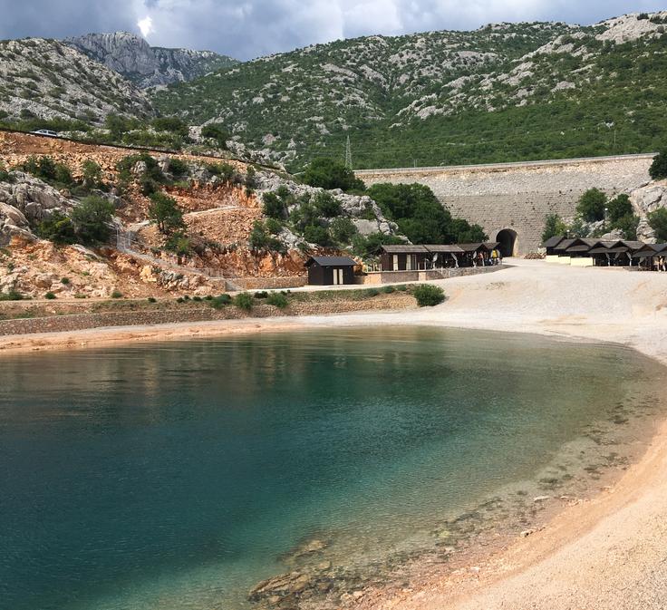Nad plažo se vzpenja mogočni Velebit. | Foto: Shutterstock