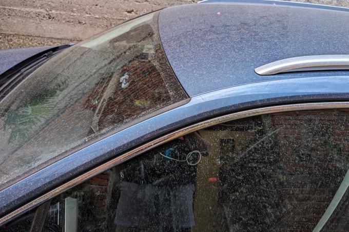 Spomladi je v naše kraje v več valovih prišlo veliko afriškega prahu, ki je takole umazal avtomobile. | Foto: Matic Tomšič