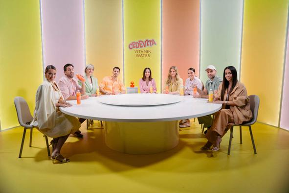 "Povej tako, kot je" show – osem regionalnih vplivnežev, ena miza in veliko iskrenosti