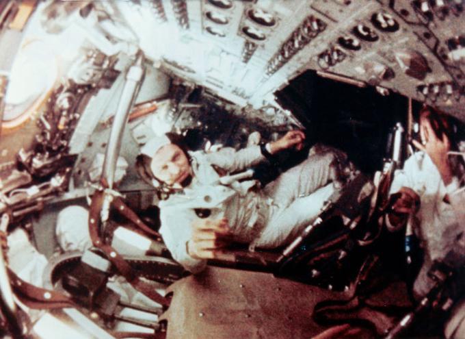 V notranjosti lunarnega modula (plovila) misije Apollo 8. Na fotografiji je astronavt Frank Borman. | Foto: NASA