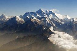 Prekinili iskanje pogrešanih vodnikov na Mount Everestu