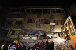 Število žrtev potresa v Turčiji preseglo 200