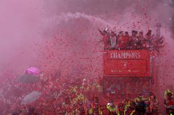 Šampionska parada v Neaplju, v Liverpoolu slavilo milijon ljudi #video