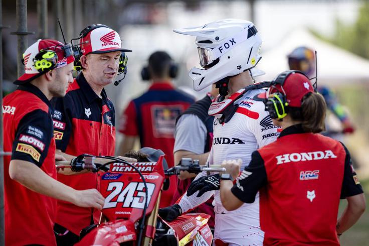 Zaradi velike vročine in predvsem vlage Gajser nastopa s povsem belo čelado, tudi kombinezon je pretežno bel. | Foto: Honda Racing/ShotbyBavo