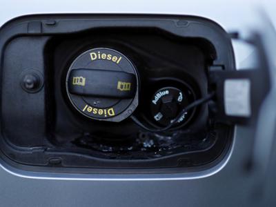 Novi avtomobili v Evropi: spet slabši začetek leta in jasno razvidni trendi pri pogonih