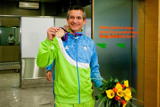 Rajmond Debevec je v Sydneyju leta 2000 osvojil zlato, na fotografiji pa kaže bron iz Londona 2012. Odlični strelec je osvojil še enpo bronato olimpijsko odličje, v Pekingu 2008. | Foto: Matic Klanšek Velej/Sportida