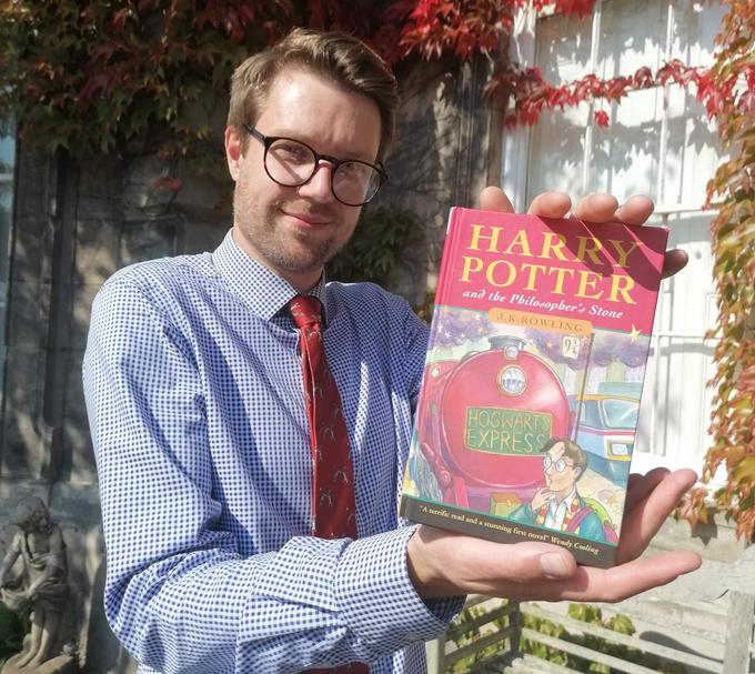 Jim Spencer iz dražbene hiše Hansons z dragocenim Harryjem Potterjem | Foto: Cover Images