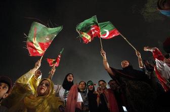 Krvavi davek zgodovinskih volitev v Pakistanu