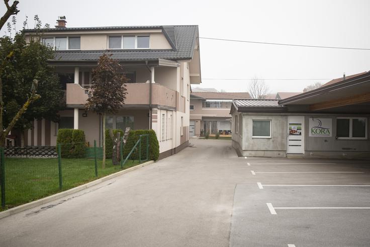 V zasebnem zavodu Kengerujčki na Vrhovcih v Ljubljani so otroke, stare med 11 meseci in štirimi leti, da bi jih umirili in se ne bi slišal njihov jok, prisilno umirjali tako, da so jih tesno povijali v rjuhe, je poročala TV Slovenija. | Foto: Bojan Puhek