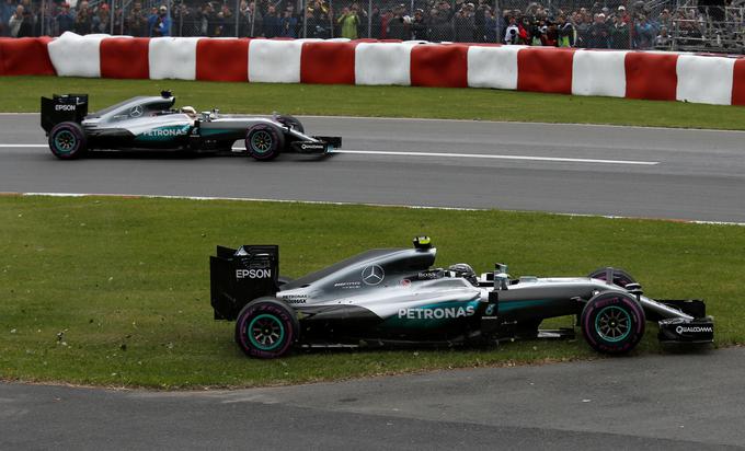 Nico Rosberg ostja na vrhu, Hamilton po zmagi za njim zaostaja le še devet točk. | Foto: Reuters