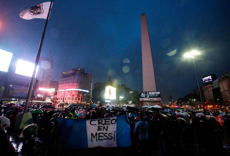 Navijači Argentine so moledovali, naj si 29-letni as premisli. Očitno so bile želje uslišane. | Foto: 