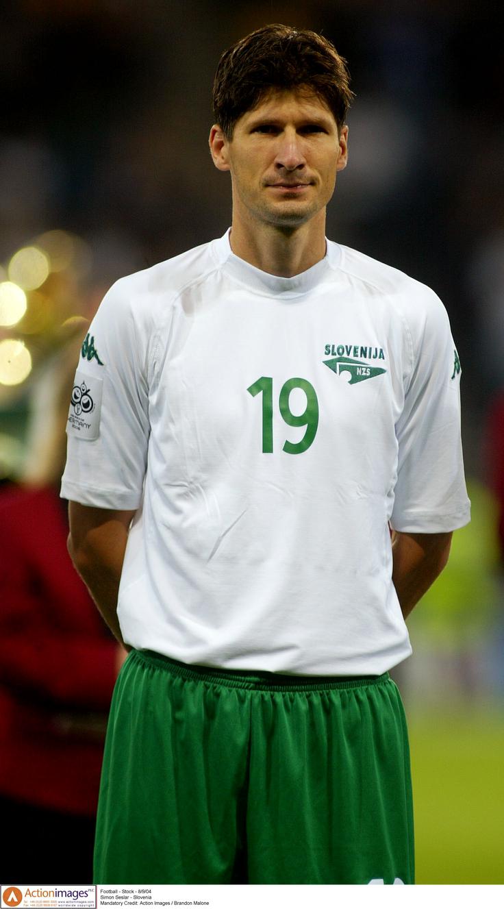 Simon Sešlar je 48-letni Celjan, ki je v karieri pustil največji pečat v dresih Celja in Maribora, nogometni kruh pa si je služil tudi v Nemčiji, Belgiji, Izraelu, Avstriji in na Cipru. Je 19-kratni članski reprezentant. Za izbrano vrsto je debitiral 18. marca 1997, ko je Slovenija na prijateljski tekmi v Linzu presenetila Avstrijo in zmagala z 2:0. | Foto: Reuters