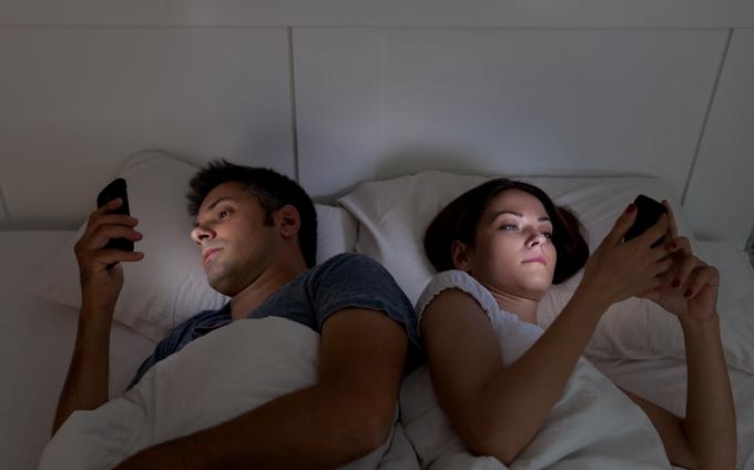 Brskanje po telefonu pozno v noč, tik pred spanjem, ko bi se morali postopoma umirjati, lahko načne vaš spalni cikel. | Foto: Getty Images