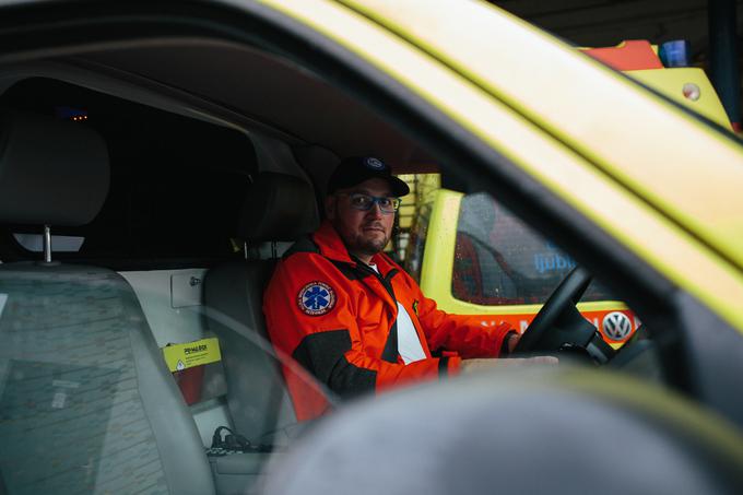 Reševalec in vodja izmene Simon Mohar v reševalnem vozilu | Foto: Siol.net/ A. P. K.