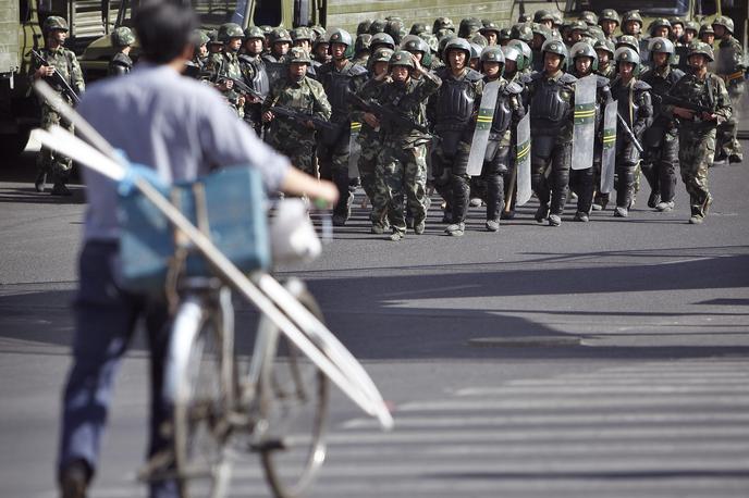 Sinkiang | Na stotine policistov ali vojakov je na ulicah mest v kitajski pokrajini Sinkiang nekaj povsem običajnega. | Foto Reuters