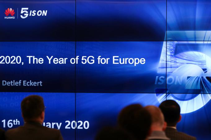 Telekomunikacijska podjetja in mobilna industrija že nekaj let napovedujejo, da bo val komercialnih omrežjih 5G Evropo in svet zajel v letu 2020.  | Foto: Reuters