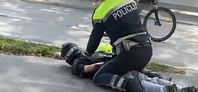 Motorista v Kamniku na tleh obvladal policist, oglasila se je policija #video