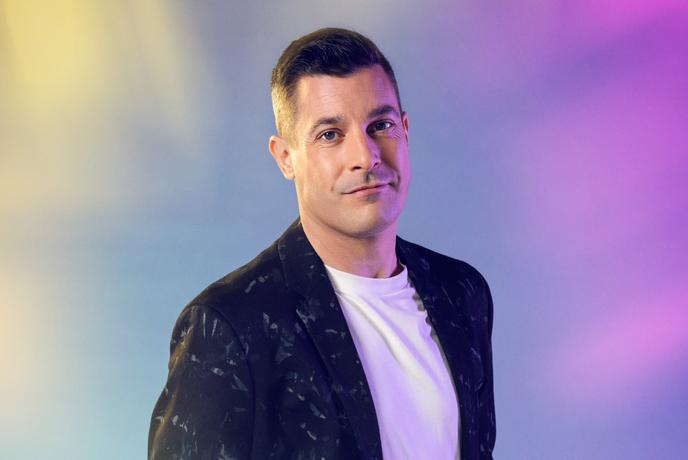 Že v prvi oddaji je priljubljeni voditelj doživel šok: tekmovalka ga je vrgla po tleh #video