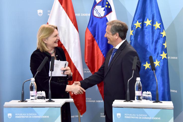 Avstrijska zunanja ministrica Karin Kneissl je po današnjih pogovorih z zunanjim ministrom Karlom Erjavcem poudarila, da Avstrija v luči pravne varnosti in mednarodnega prava podpira stališče Slovenije glede arbitražne razsodbe o meji med Slovenijo in Hrvaško.  | Foto: STA ,