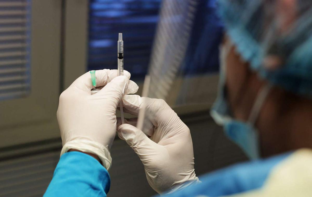 cepivo | Po prejetem drugem odmerku cepiva proti covid-19 je bila učinkovitost cepiva 96 odstotkov, so ugotovili znanstveniki . | Foto STA